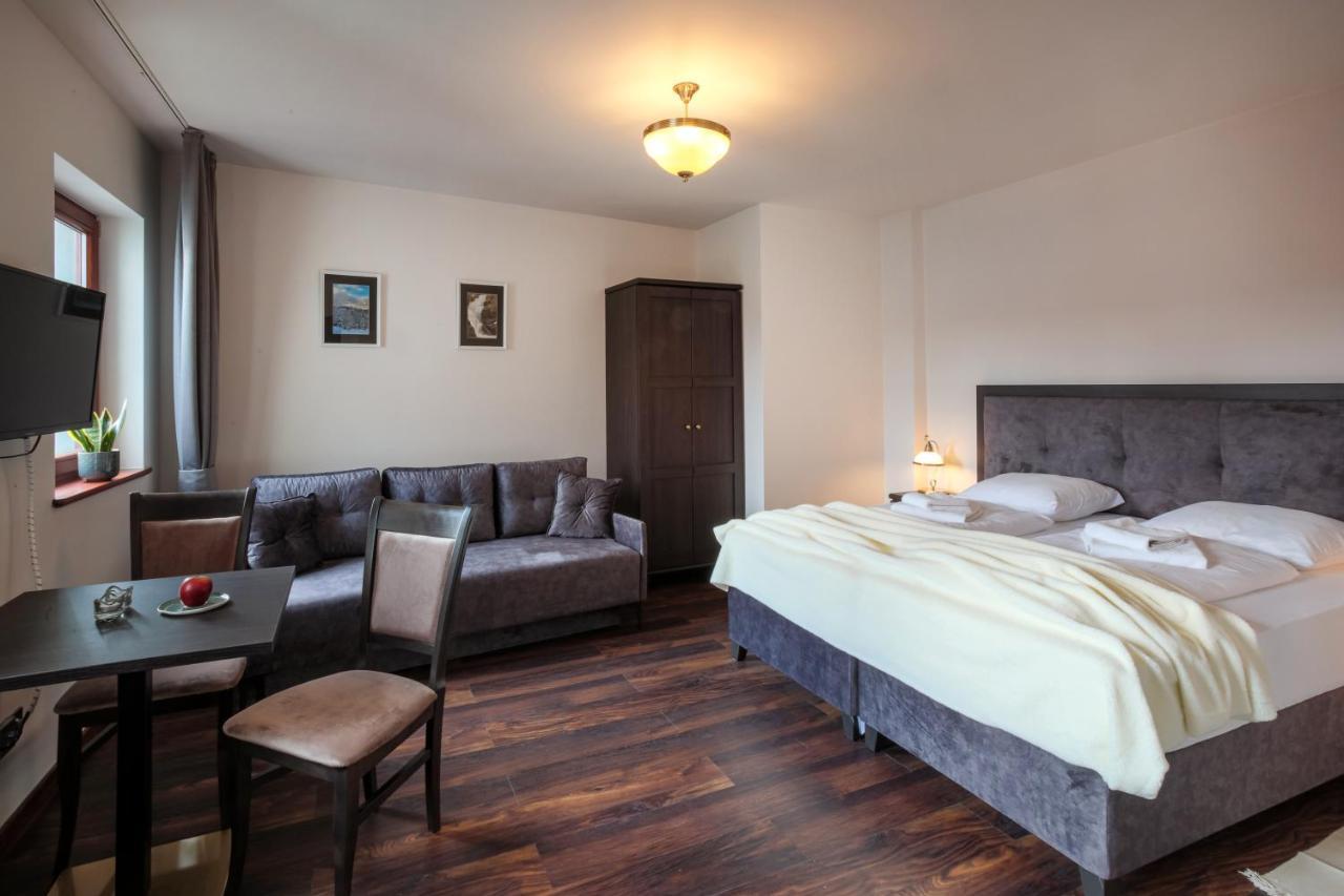 Zeppelin Apartments Simple Acomodation Еленя-Гура Экстерьер фото