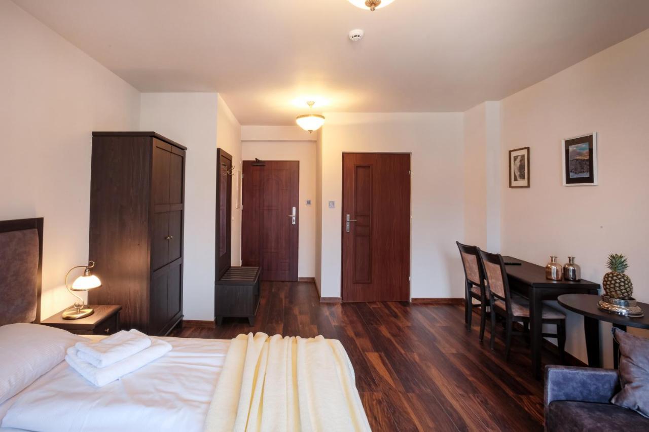 Zeppelin Apartments Simple Acomodation Еленя-Гура Экстерьер фото
